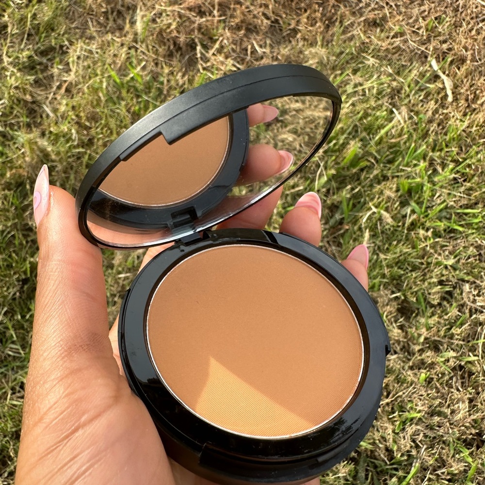Matte medium pressed powder in Tan